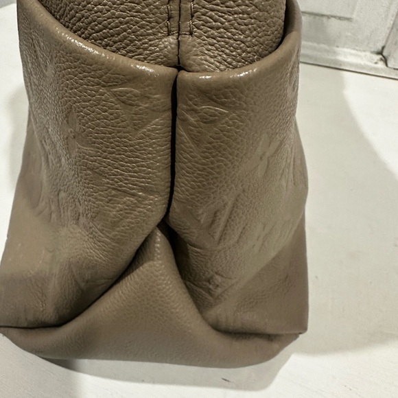 Louis Vuitton Maida Hobo in Turtledove - Picture 16 of 16